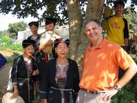 Como servicio adicional, Mark organiza regularmente conferencias sobre la cultura de las minorías étnicas para la comunidad de expatriados que habitan en Vietnam, a fin de proponer informaciones para cualquier visitante con deseo de descubrir la vida de las etnias minoritarias.El impacto de su colección trasciende las fronteras nacionales, pues gracias a ella los artefactos típicos de 54 grupos étnicos de Vietnam aparecen introducidos en los principales museos de Estados Unidos y otros países del mundo en la actualidad.“La cultura vietnamita aún resulta poco conocida fuera del país. Por lo tanto, he donado algunos de mis objetos coleccionados a varios museos en Estados Unidos”, dijo Mark. (Foto: Vietnam+) 