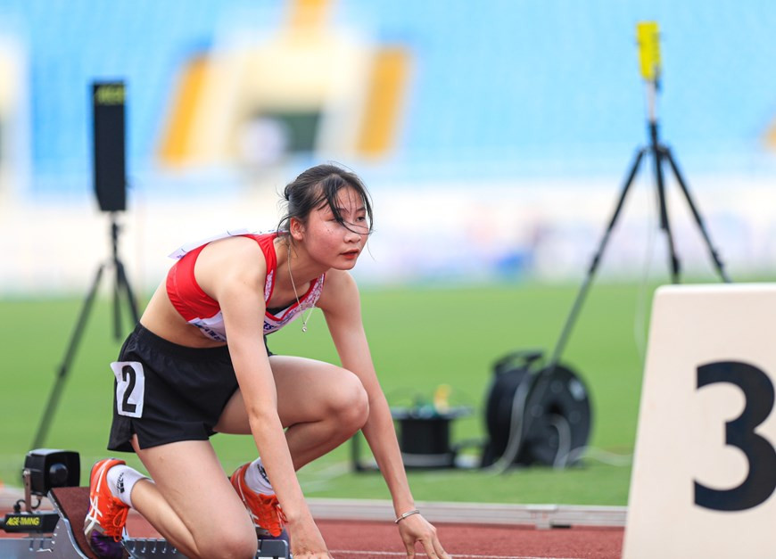 Con antelación, el 25 y 26 de abril, se llevó a cabo el torneo de atletismo en el Estadio de My Dinh, particularmente en la parte central del Complejo Deportivo Nacional de Vietnam. Se trató de una oportunidad para que el Comité Organizador de los SEA Games 31 probara el sistema de organización.Típico de las grandes citas deportivas, el atletismo deviene uno de los deportes más importantes de los SEA Games 31. Por lo tanto, se celebra en el Estadio de My Dinh con las mejores instalaciones en Vietnam en la actualidad. Se operaron y probaron muchos equipos nuevos importados de Europa antes de asumir al torneo oficial. (Fuente: Vietnam+)