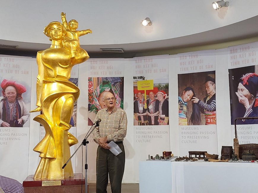 Luego del periodo voluntario en Vietnam, Mark regresó a trabajar en Nueva York. En el año 2000, él y su esposa querían cambiar el entorno de vida y emprendieron un recorrido por más de 70 países del mundo.Cuando su esposa, Jane Hughes, realizó un viaje de negocios a Vietnam en 2002, Mark y los niños decidieron acompañarla. Desde entonces, toda la familia se mudó a Hanoi. Jane representa al Consejo de Población y Mark participa en las investigaciones sobre los efectos del Agente Naranja.“Toda mi familia está enamorada de Vietnam, especialmente la ciudad de Hanoi. Después de 20 años, nos hemos convertido en verdaderos hanoienses”, compartió. (Foto: Vietnam+)