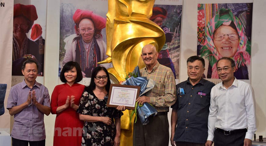 Además de difundir la cultura vietnamita en el país americano, Mark donó numerosos artefactos a varias entidades en Vietnam como el Museo de Etnología, la Escuela de UNIS, la Universidad Thai Nguyen y el Museo de Mujeres Vietnamitas.Entre sus mayores contribuciones puede contarse la del 17 de mayo, cuando regaló 500 artefactos al Museo de Mujeres Vietnamitas. Hasta el momento, ha entregado a esa unidad 650 objetos de diversos tipos y materiales.Como esta pinacoteca carece de un gran presupuesto, la entrega de los artefactos por parte de Mark ayudará al museo a engrosar las colecciones y cumplir con su misión educativa sin necesidad de movilizar recursos presupuestarios de otras actividades. (Foto: Vietnam+) 