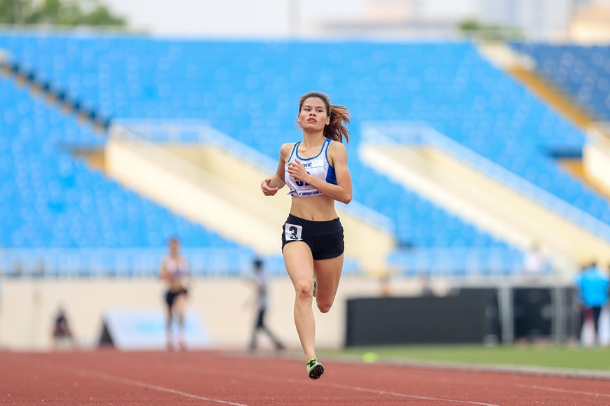 Desde finales del año pasado, el Estadio Nacional My Dinh en Hanoi fue sometido a un proceso de modernización. Como “sede central”, al acoger la ceremonia de apertura de SEA Games 31, las competencias de atletismo y la final de fútbol masculino, el estadio más grande de Vietnam tuvo que ponerse a tono con la magnitud del acontecimiento.Además, el campo de tiro en el Centro Nacional de Entrenamiento Deportivo fue renovado y actualizado según los estándares de calidad asiáticos. Con los equipos importados del exterior, se ha convertido en uno de los mejores campos de tiro de la región y ahora califica para realizar torneos olímpicos. (Fuente: Vietnam+)