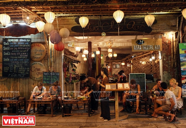 En el área peatonal, los visitantes pueden disfrutar de las comidas típicas de Hanoi. (Fuente: VNA)