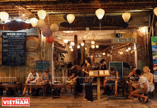 En el área peatonal, los visitantes pueden disfrutar de las comidas típicas de Hanoi. (Fuente: VNA)