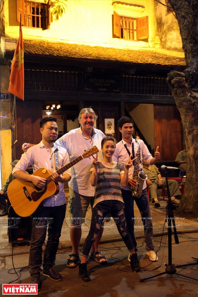 Visitantes extranjeros se toman foto con artistas callejeros (Fuente: VNA)