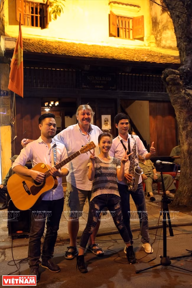Visitantes extranjeros se toman foto con artistas callejeros (Fuente: VNA)