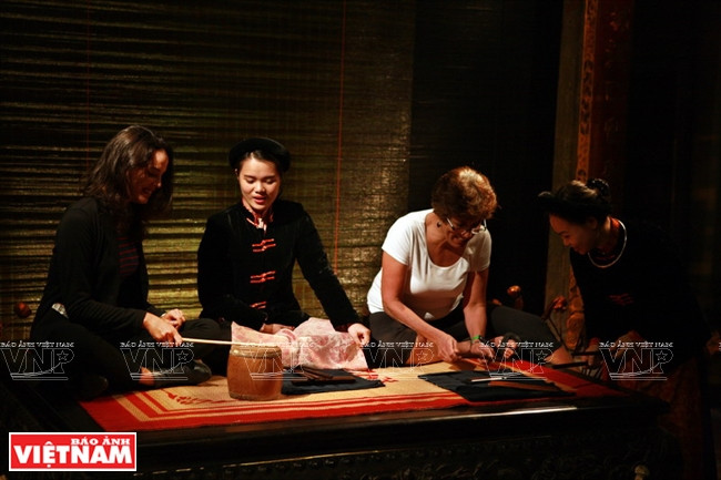 Turistas extranjeros conocen Ca Tru, canto ​ de Vietnam. (Fuente: VNA)