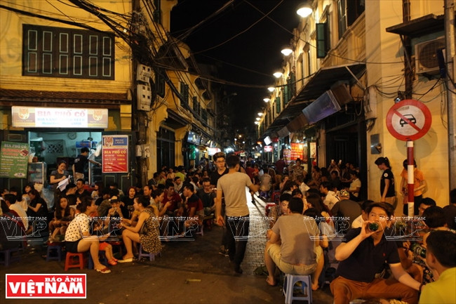 Calle de Ta Hien, punto de encuentro de turistas de todo el mundo (Fuente: VNA)