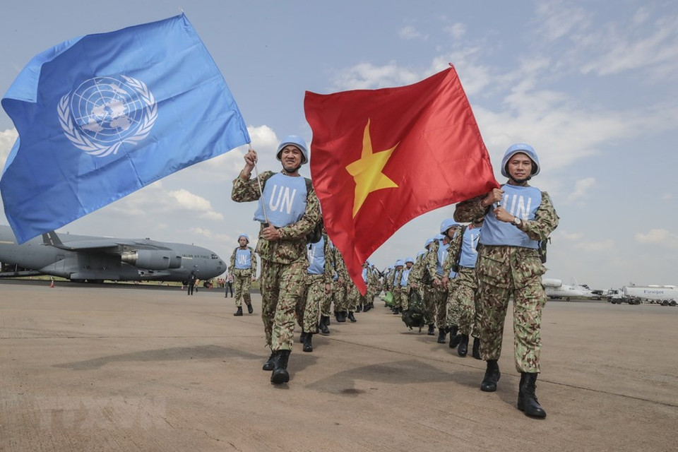 Los médicos vietnamitas ondean las banderas de las Naciones Unidas y Vietnam en el Aeropuerto Internacional de Juba. (Fuente: VNA) 