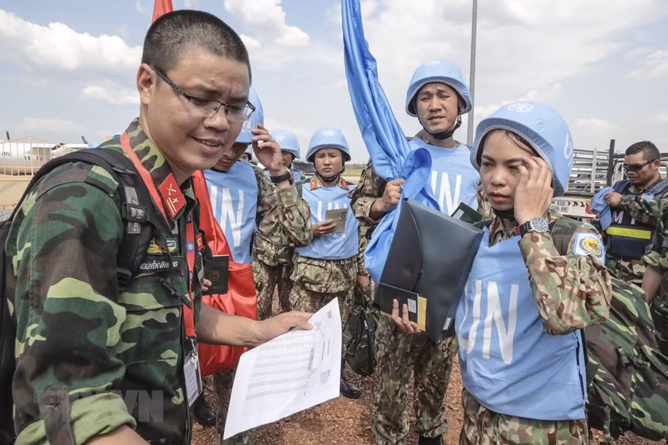 Estos son los primeros 32 médicos entre los 63 oficiales y médicos del hospital de campaña de la segunda categoría de Vietnam en servicio en la Misión de las Naciones Unidas para el Mantenimiento de la Paz en Sudán del Sur. (Fuente: VNA)