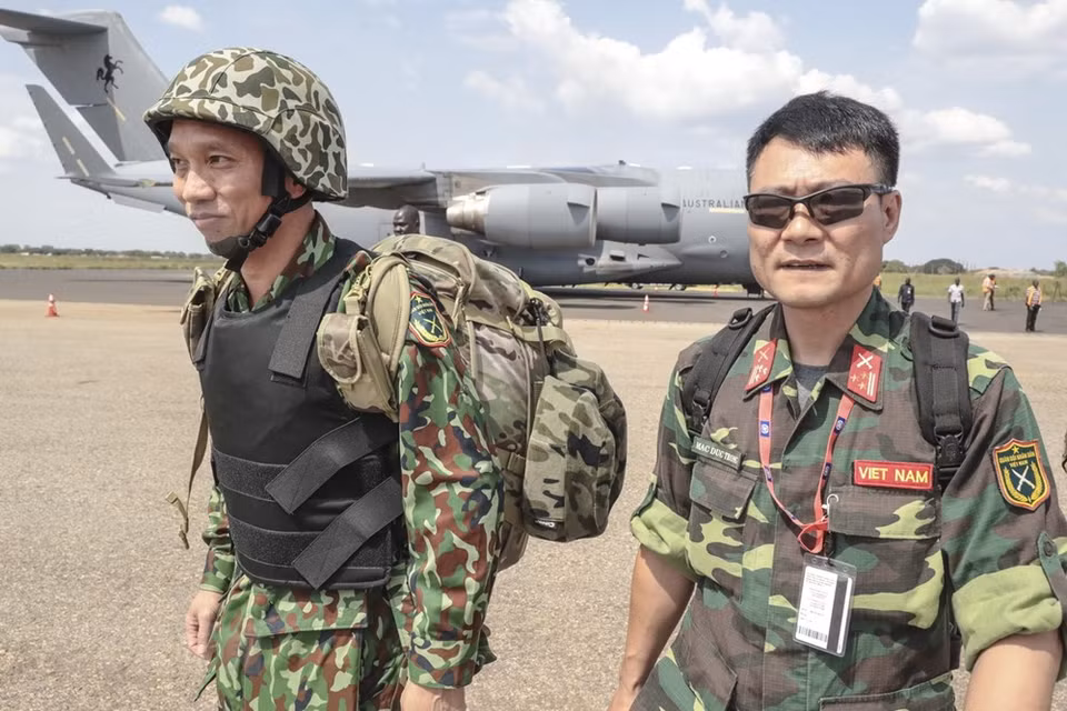 Los primeros 32 médicos en el hospital de campaña de la segunda categoría de Vietnam llegaron a Juba, capital de Sudán del Sur, en el avión de transporte C-17 Globemaster de la Fuerza Aérea Real de Australia. (Fuente: VNA)