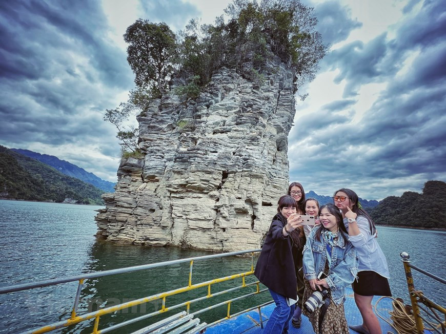 La reserva natural de Na Hang posee otros hermosos paisajes, como la montaña de Pac Ta, que significa Pecho del Cielo, según el idioma de los tay. Esta es la elevación más alta del distrito de Lam Binh y tiene la imagen de un majestuoso elefante de pie junto a un jarrón de vino mirando las nubes. El área del lago cuenta con muchos lugares espectaculares, como las cascadas naturales de Man Me, Khoi Nhi y Khuoi Sung. En la zona se encuentra también un parque ecoturístico forestal, Phieng Bung. En camino hacia la región, aparecen dispersos por el bosque los pueblos dao y tay, creando una escena pacífica en la región (Fuente: Vietnam+)