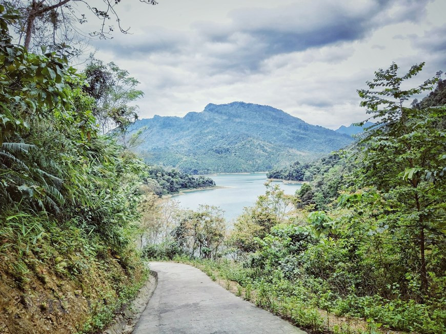 Ubicada en la provincia norteña vietnamita de Tuyen Quang, la reserva natural de Na Hang se extiende sobre más de 33 hectáreas, donde los científicos identificaron más de dos mil especies de flora, entre ellas, numerosas incluidas en el Libro Rojo nacional. La reserva recibió el título de Patrimonio Nacional Especial, como reconocimiento a sus grandes valores biológicos, culturales y turísticos. Esa zona posee uno de los ecosistemas más ricos en biodiversidad en el mundo, y en la misma se registran 88 variedades de mamíferos, 294 de aves, 300 de mariposas y miles de peces, además de diferentes especies de reptiles, anfibios y murciélagos (Fuente: Vietnam+)