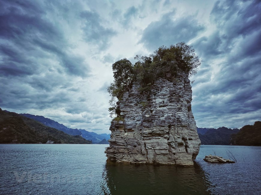 En medio del espejo acuático, la montaña de Con Vai Pha se considera un símbolo de hermosura. Según el lenguaje del grupo étnico tay, el nombre de la montaña significa literalmente “palo en el que se ata el búfano divino”. Na Hang se conoce asimismo como una reserva con paisajes únicos y ecosistemas ricos en biodiversidad del país del Sudeste Asiático. Deviene un sitio ideal para la paz, el relajamiento, el descanso y una oportunidad peculiar de entrar en contacto con la naturaleza, la flora y la fauna, el aire puro, lejos del bullicio de las grandes ciudades, el estrés propio de la cotidianidad (Fuente: Vietnam+)