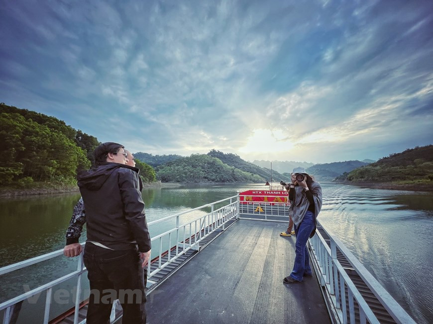 De los numerosos animales inscritos en los Libros Rojos de Vietnam y del mundo, se destacan el langur chato y el langur de Francois. Escondido en montañas y selvas, el lago de Na Hang, que se encuentra en la reserva, parece un verdadero paraíso en la tierra. Al visitarlo, los turistas tienen la oportunidad de relajarse en un espacio increíblemente pacífico. Situado en la confluencia de los ríos Nang y Gam, el lago de Na Hang cubre una superficie de ocho mil hectáreas en los distritos de Lam Binh y Na Hang. Rodeado de inmensos bosques primitivos y montañas, posee una belleza prístina con un paisaje celestial y agua azul cristalina (Fuente: Vietnam+)