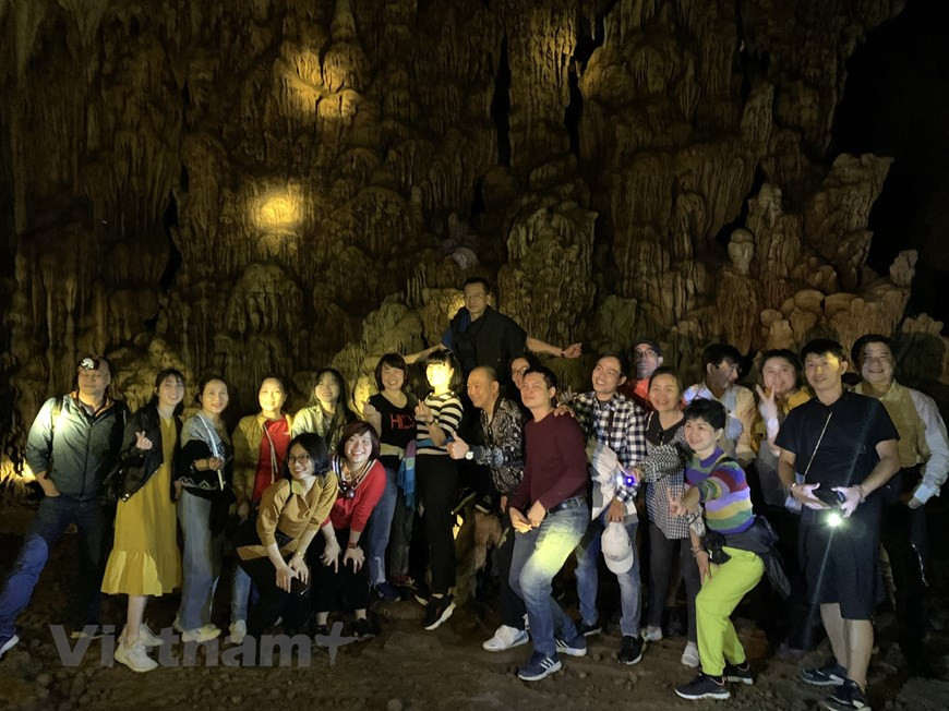Los disímiles puntos de turismo comunitario en Tuyen Quang atraen a muchos visitantes a experimentar, convirtiéndose en un destino comunitario típico de la provincia con inversiones por parte de las empresas de viajes para su explotación y desarrollo conjunto. Además, el área turística de la fuente mineral My Lam resulta la mejor fuente única de agua mineral caliente en el norte, junto a un ecosistema armonioso, un escenario ideal para desarrollar la industria del ocio. Tuyen Quang constituye una región cultural multifacética con muchos grupos étnicos, cada uno con sus propias características culturales. El único rasgo común crea una característica única en la cultura religiosa (Fuente: Vietnam+)