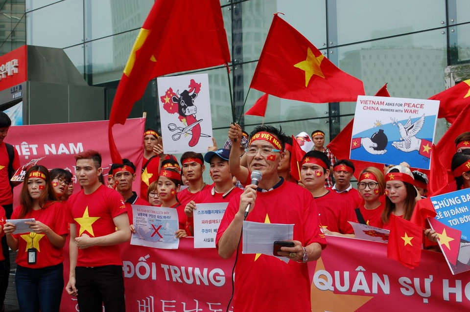 El presidente de la Asociación de descendientes de la dinastía Ly de Vietnam en Sudcorea, Lee Seung Young, lee la Declaración de la comunidad de vietnamitas (Fuente: VNA)