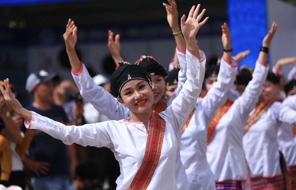Las chicas del grupo étnico Cham presentan danzas que recrean actividades comunitarias en la provincia de Binh Dinh (Fuente: VNA)