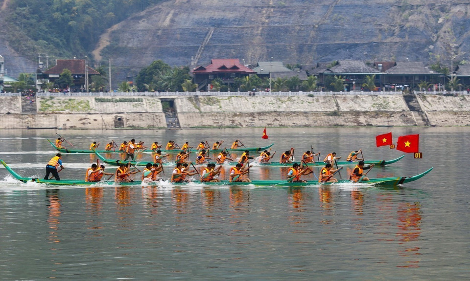 El festival de carreras de botes se considera como parte de la identidad tradicional de la etnia Thai Muong Lay y se ha restaurado con éxito (Fuente: VNA)