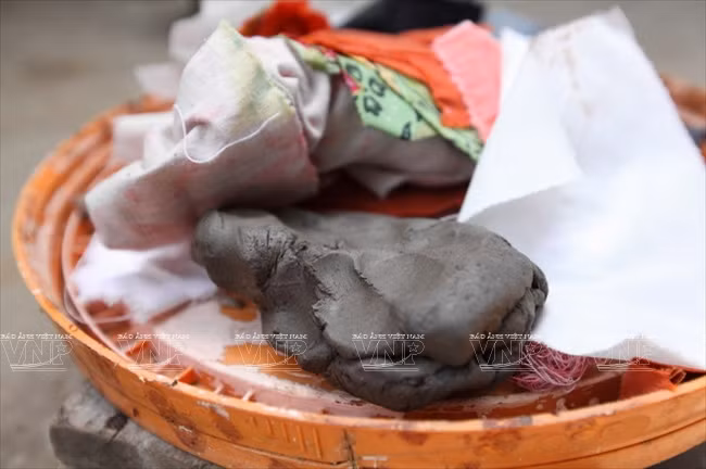 Los materiales para producir los mao y las máscaras de los khmer son muy simples e incluyen telas, papeles y arcilla. (Fuente: VNA)