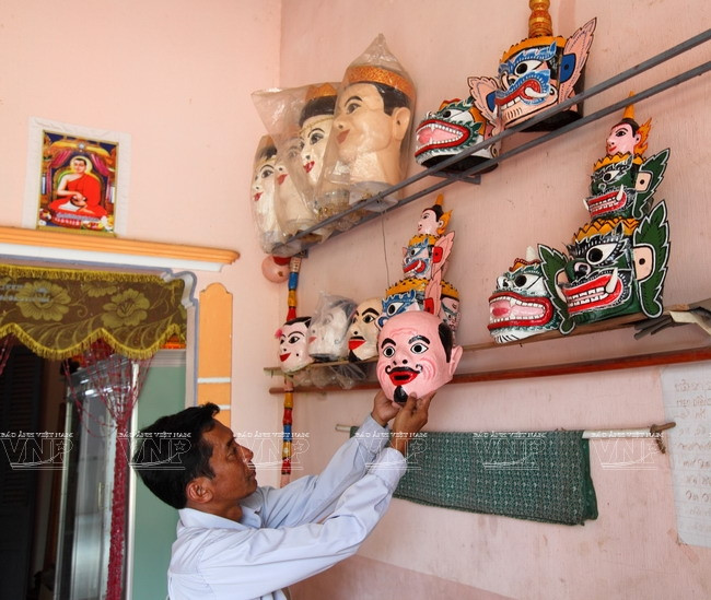 El artesano Kim Manh, del distrito de Tra Cu, provincia de Tra Vinh, tiene 30 años de experiencia en la confección de mao y máscaras. (Fuente: VNA)