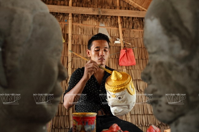 El arte de confección del tradicional mao y máscaras de los khmer del sur se transmite de generación en generación. (Fuente: VNA)