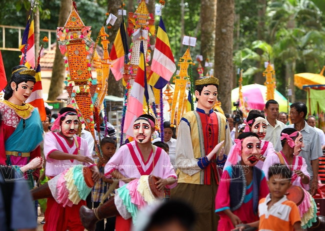 Los mao y las máscaras son partes indispensables de los trajes utilizados en las presentaciones artísticas tradicionales de los khmer. (Fuente: VNA)