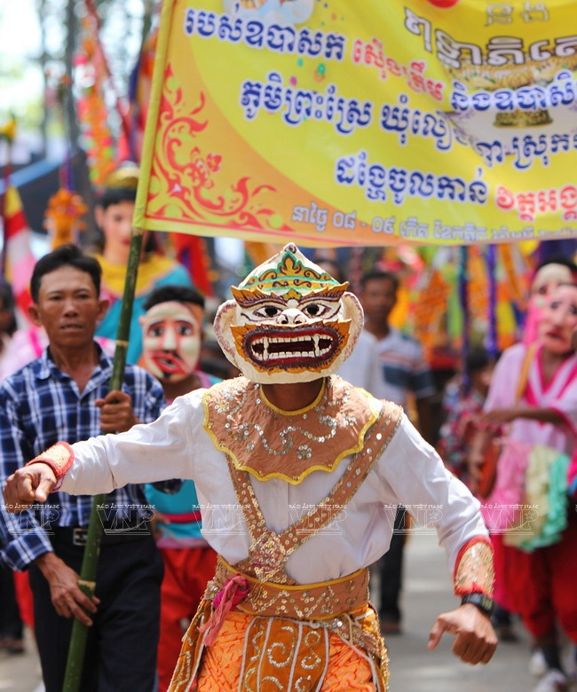 Un hombre con mao encabeza la procesión en el festival de Tet Chol Chnam Thmay. (Fuente: VNA)