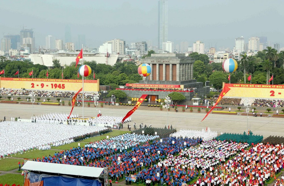 El desfile cuenta con la asistencia de las fuerzas militares, represetantes de las clases sociales y grupos artísticos (Fuente: VNA)