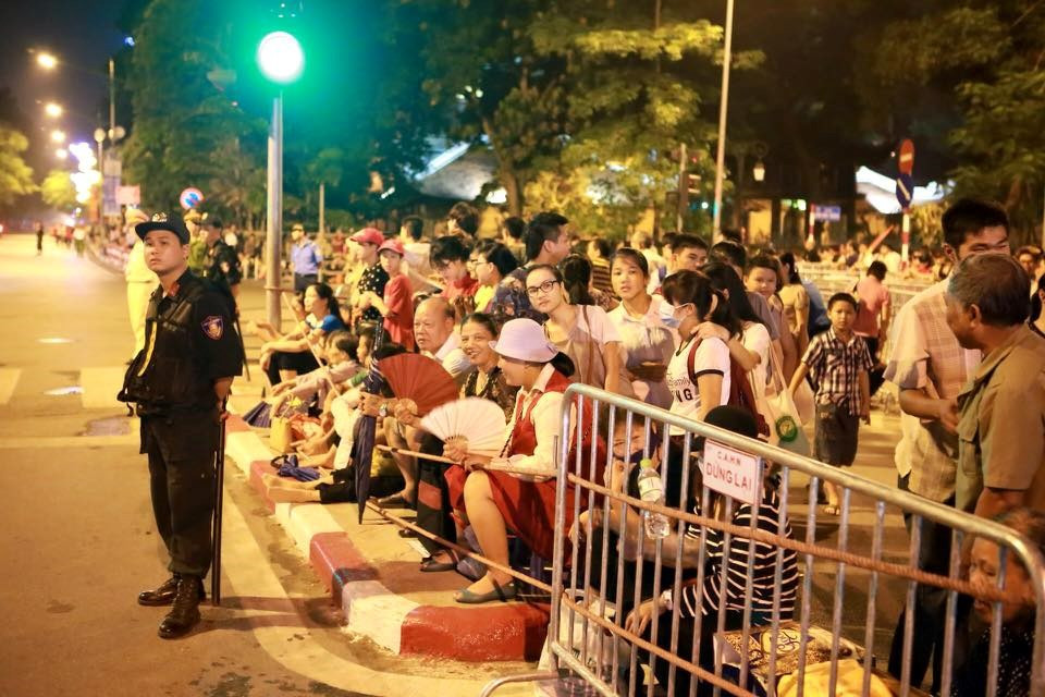 Residentes de todas edades esperaban en excitación (Fuente: VNA)