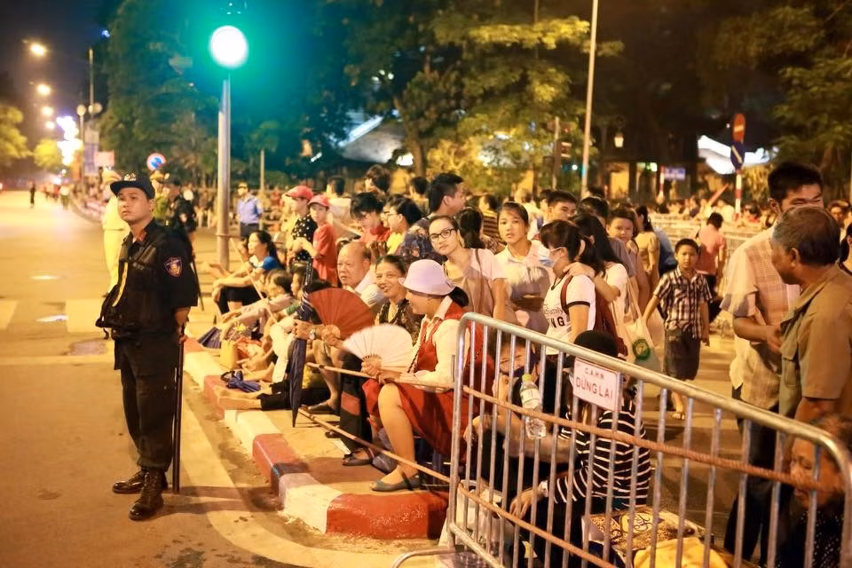 Residentes de todas edades esperaban en excitación (Fuente: VNA)
