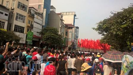 La población se úne a la última parada de banderas rojas, enseña de la revolución (Fuente: VNA)