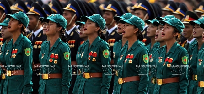 Féminas guerrillas cantan el Himno Nacional (Fuente: VNA)