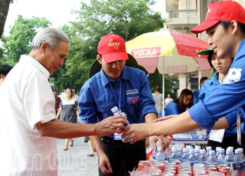 Jóvenes voluntarios ofrecían agua gratuita (Fuente: VNA)
