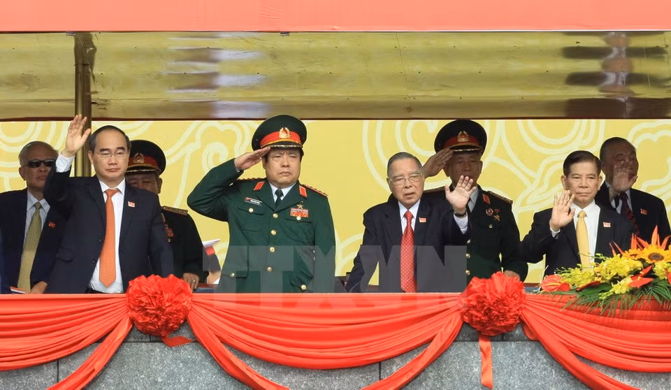 Dirigentes del Partido, el Estado, la Asamblea Nacional, el gobierno y el Ejército Popular asistieron al acto (Fuente: VNA) 