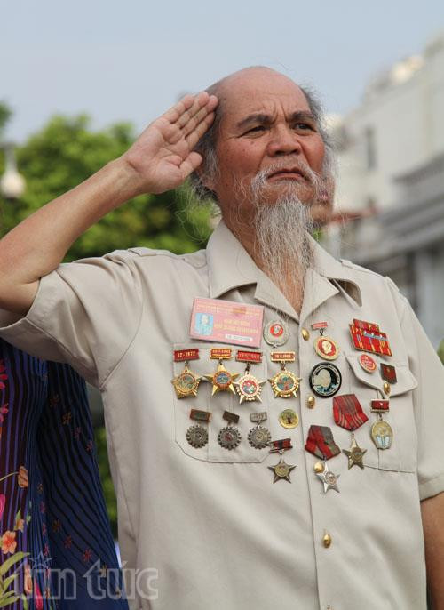 Ngo Xuan Chien, 75, saludó a la bandera nacional. El ex enviado en reconocimiento y experto en armas dijo que, “Agradezco mucho al Partido, al Tío Ho por dar a luz a la República Democrática de Vietnam” (Fuente: VNA)
