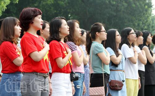 A las 7:05, el Himno Nacional fue cantado simultáneamente en los lugares (Fuente: VNA)