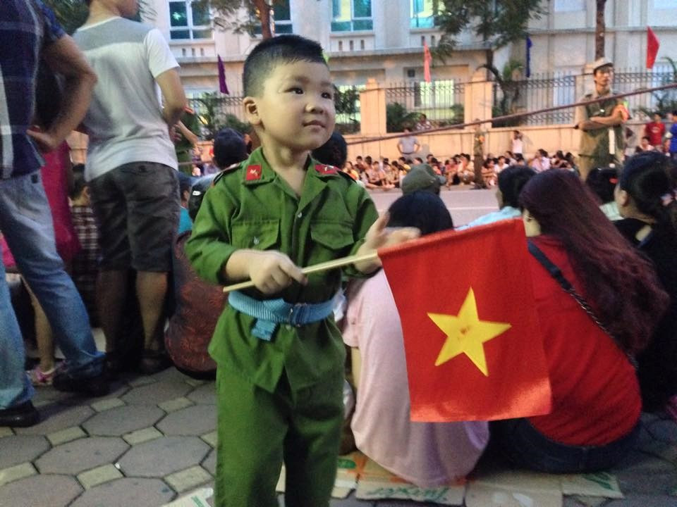  Un “soldado pequeño” esperaba a los soldados asistentes al desfile (Fuente: VNA)