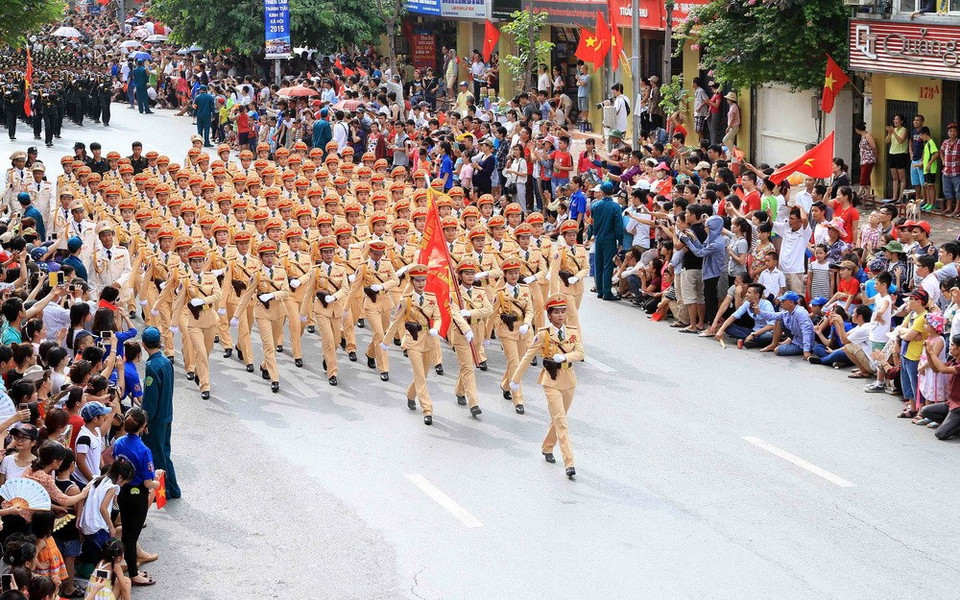Policía femenina de tránsito, calle Nguyen Thai Hoc (Fuente: VNA)