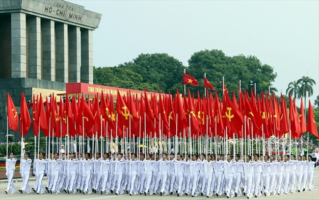 El pabellón nacional y la bandera del Partido Comunista ondearon en la Plaza Ba Dinh (Fuente: VNA)