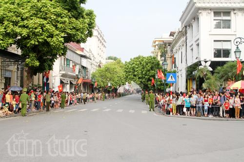 A las 6:45 (hora local): La gran multitud en la calle Trang Tien, cerca de la Plaza Revolución de Agosto (Fuente: VNA) 
