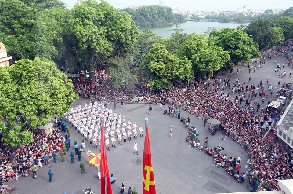 El desfile recorre por las calles céntricas de Hang Khay y Trang Tien (Fuente: VNA)