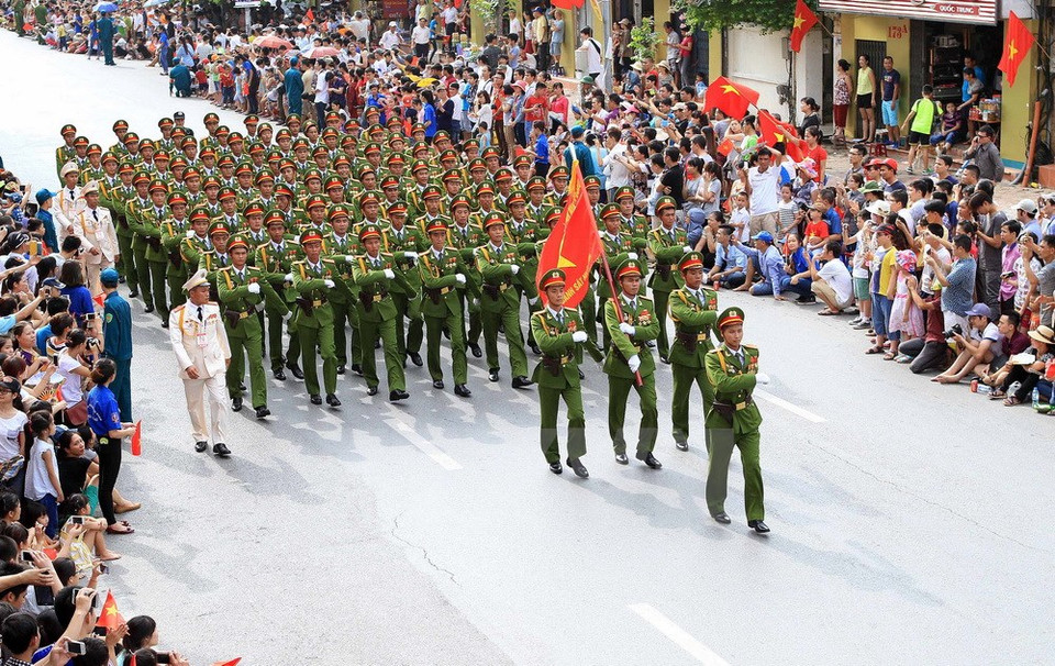 El grupo de la Policía en la calle Nguyen Thai Hoc (Fuente: VNA) 