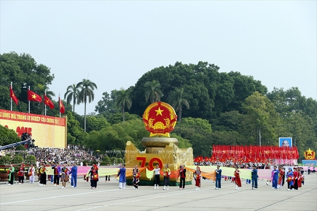 Apareció en el primer lugar la carroza con el emblema de la República Socialista de Vietnam (Fuente: VNA)
