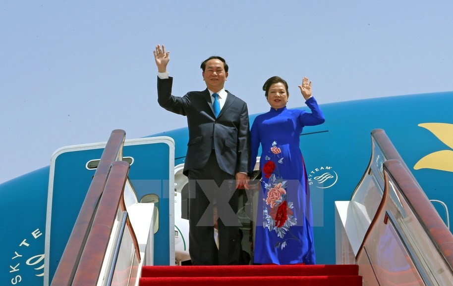Presidente Tran Dai Quang y su dama Nguyen Thi Hien llegaron al aeropuerto internacional de Beijing (Fuente: VNA)