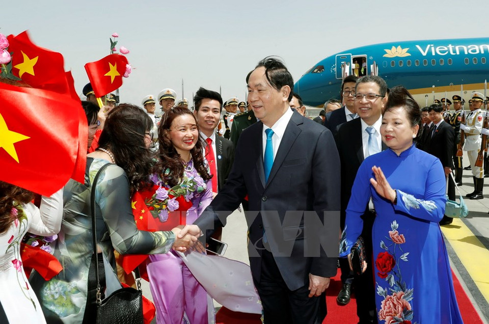Presidente Tran Dai Quang y su dama Nguyen Thi Hien llegaron al aeropuerto internacional de Beijing (Fuente: VNA)