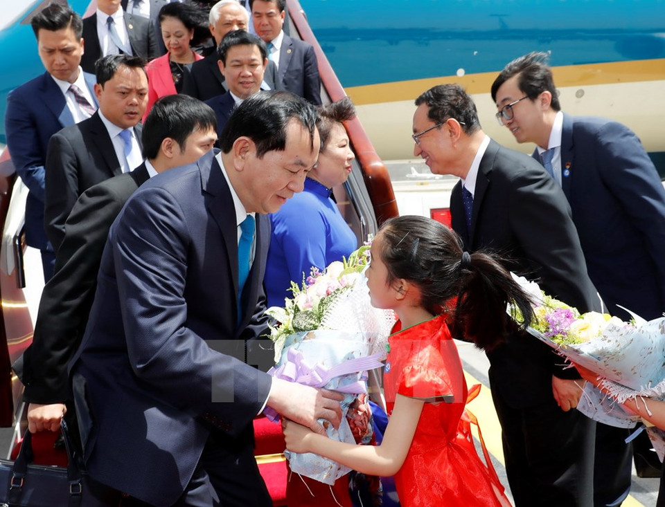 La bienvenida al presidente Tran Dai Quang y su esposa en el aeropuerto internacional de Beijing (fuente: VNA)
