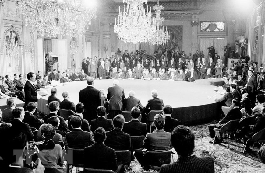 La firma del Acuerdo de Paz de París, celebrada el 27 de enero de 1973 en la capital francesa. (Foto: VNA)