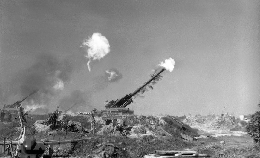 Desde 1965 hasta 1968, el imperialismo estadounidense lanzó una operación aérea con intención de destruir la retaguardia del norte socialista, cortando el suministro al frente del sur, pero fracasó completamente al enfrentar la voluntad férrea del ejército y el pueblo de Vietnam. El 14 de diciembre de 1967, soldados y residentes en Hanoi derribaron tres aviones del enemigo. (Foto: VNA)