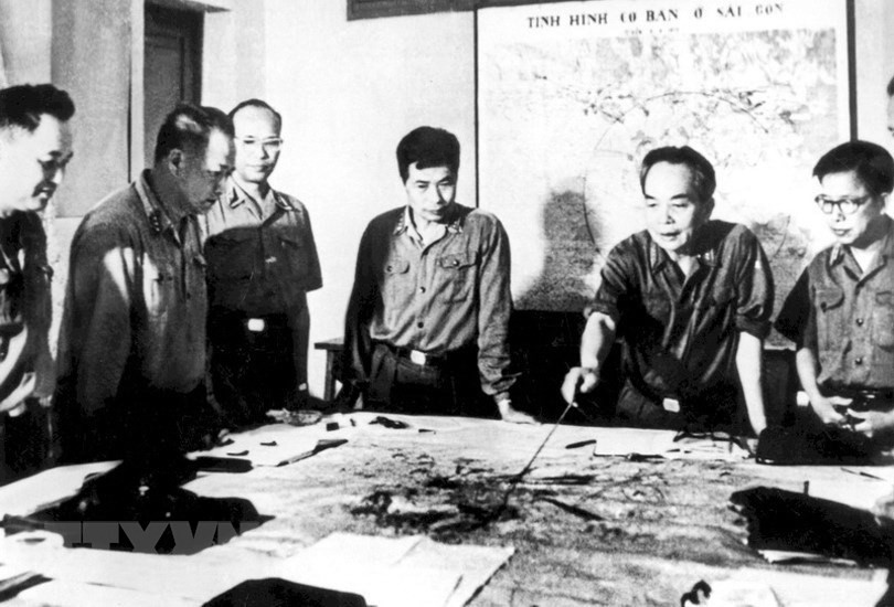 El legendario general Vo Nguyen Giap y miembros de la Comisión Militar Central revisaron la estrategia combativa de la Campaña Ho Chi Minh en 1975. (Foto: VNA)