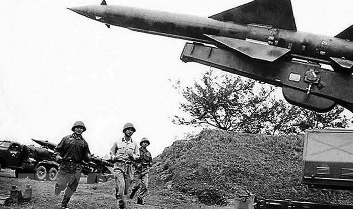 En la batalla llamada "Dien Bien Phu en el cielo" en diciembre de 1972, Estados Unidos lanzó sobre el norte de Vietnam, incluidas Hanoi, la ciudad de Hai Phong y otras localidades, más de 100 mil toneladas de bombas con aviones estratégicas y bombarderos B52. Después de 12 días y noches, con la valentía y espíritu indoblegable, las fuerzas y pobladores de Hanoi derrotaron los ataques aéreos de mayor envergadura y más crueles en la historia de Estados Unidos, triunfo que contribuyó significativamente a la liberación total del Sur y la reunificación del país en 1975. (Foto: VNA)